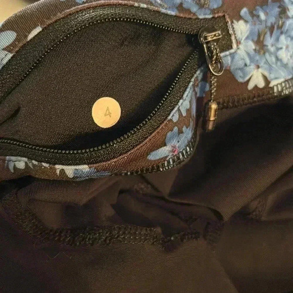 (#13)NWOTLululemonWomen'sSize4Run Inspire Crop II Black Petal Pop Multi Leggings - Picture 5 of 6